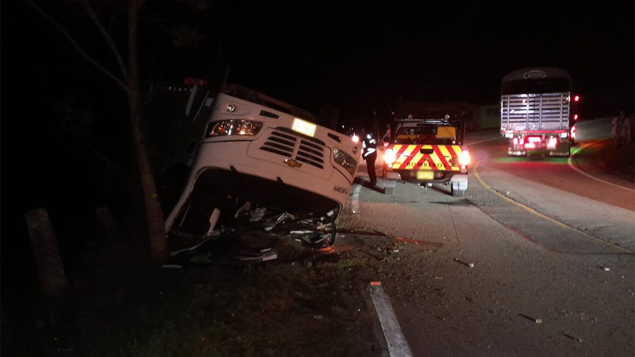 20 personas heridas dejó accidente de un bus del SENA en vía Zipaquirá