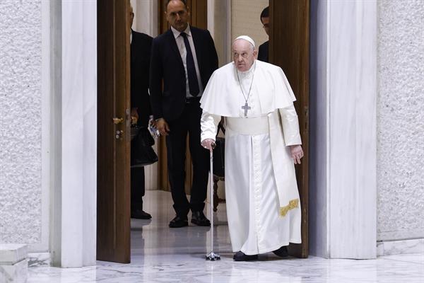 El papa vuelve a asomarse a la ventana del Vaticano tras su bronquitis y pide la paz