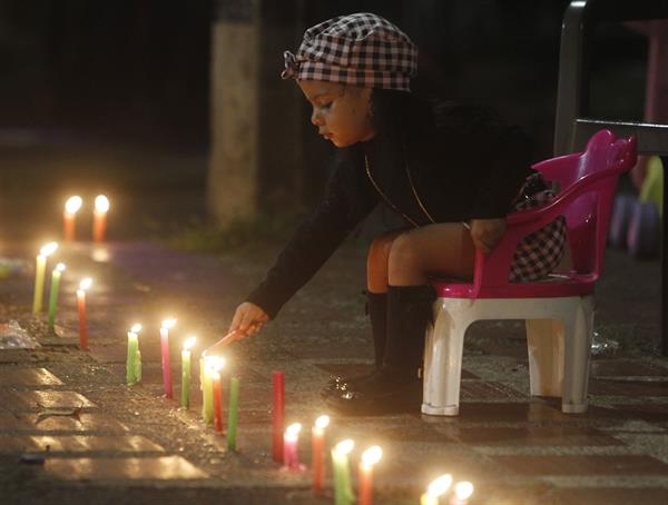 Calor, familia y espíritu navideño prenden en Colombia la Noche de las Velitas