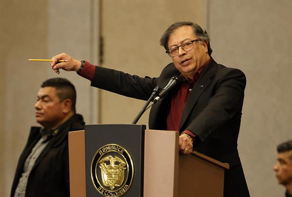 Petro firma un decreto que amplía la gratuidad de la educación superior en Colombia