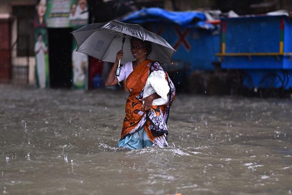 El ciclón Michaung comienza a tocar tierra en el este de la India y deja ya 8 muertos