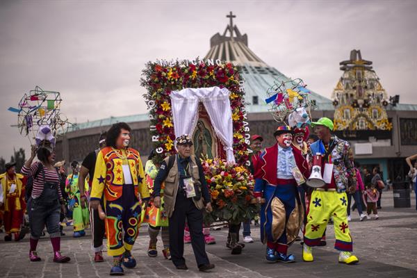 Payasos mexicanos peregrinan a Basílica para celebrar y agradecer a la Virgen de Guadalupe