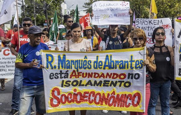 Los afectados por el hundimiento de una mina en Brasil se manifiestan contra Braskem