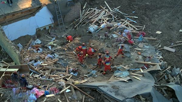 La cifra de fallecidos por el terremoto en el noroeste de China asciende a 131