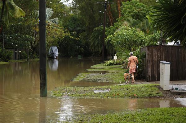 Australia trata de evacuar a 300 personas aisladas por inundaciones causadas por ciclón