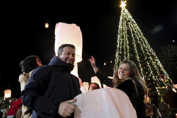 Dos pueblos fronterizos levantan un pino de Navidad que conecta Portugal con España