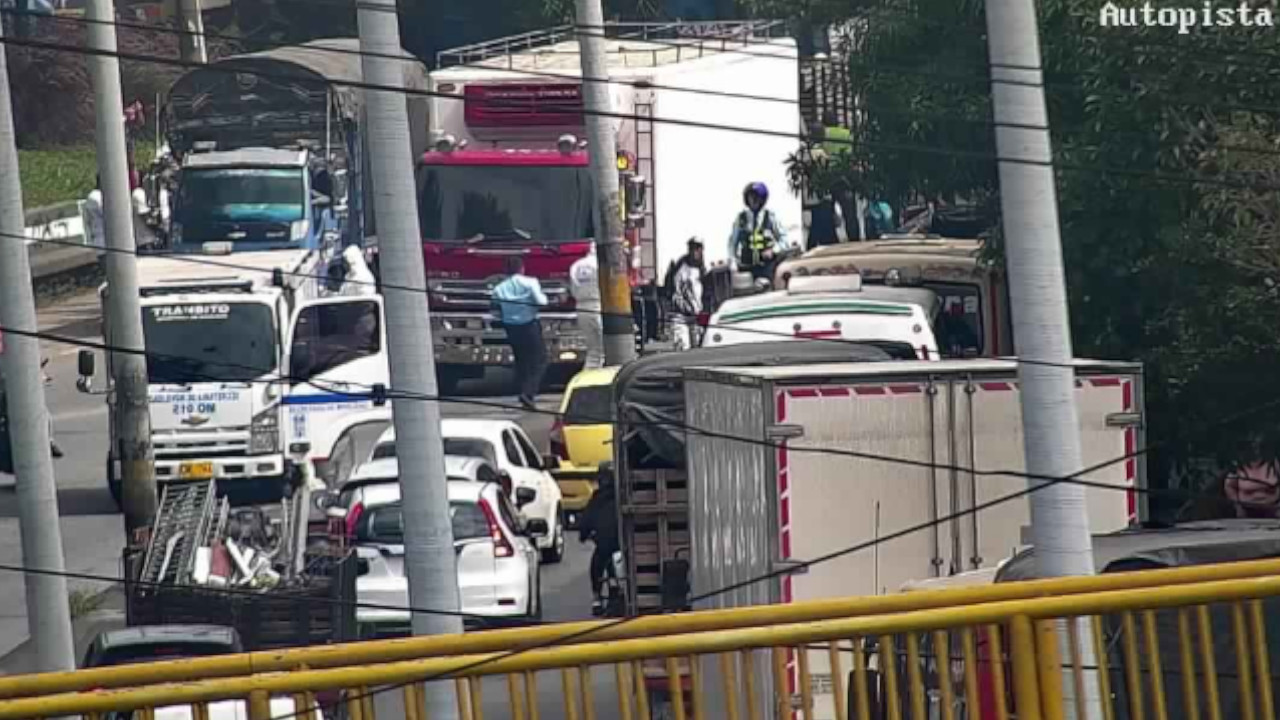 Están desviando los carros de la Autopista Norte, a la altura de Zenú, debido a un accidente de tránsito