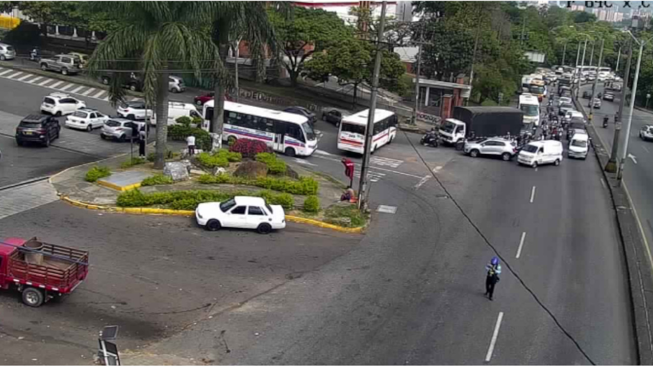 Están desviando los carros de la Autopista Norte, a la altura de Zenú, debido a un accidente de tránsito