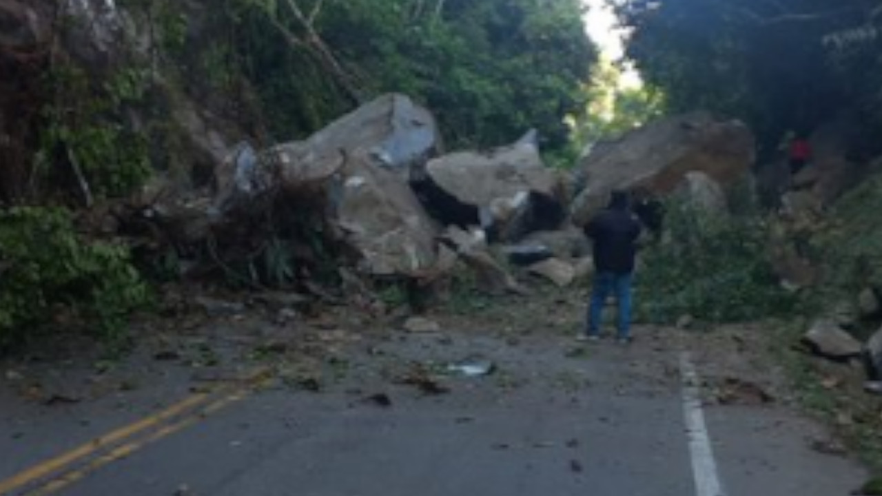 Autopista Medellín - Bogotá está cerrada por caída de rocas en San Luis