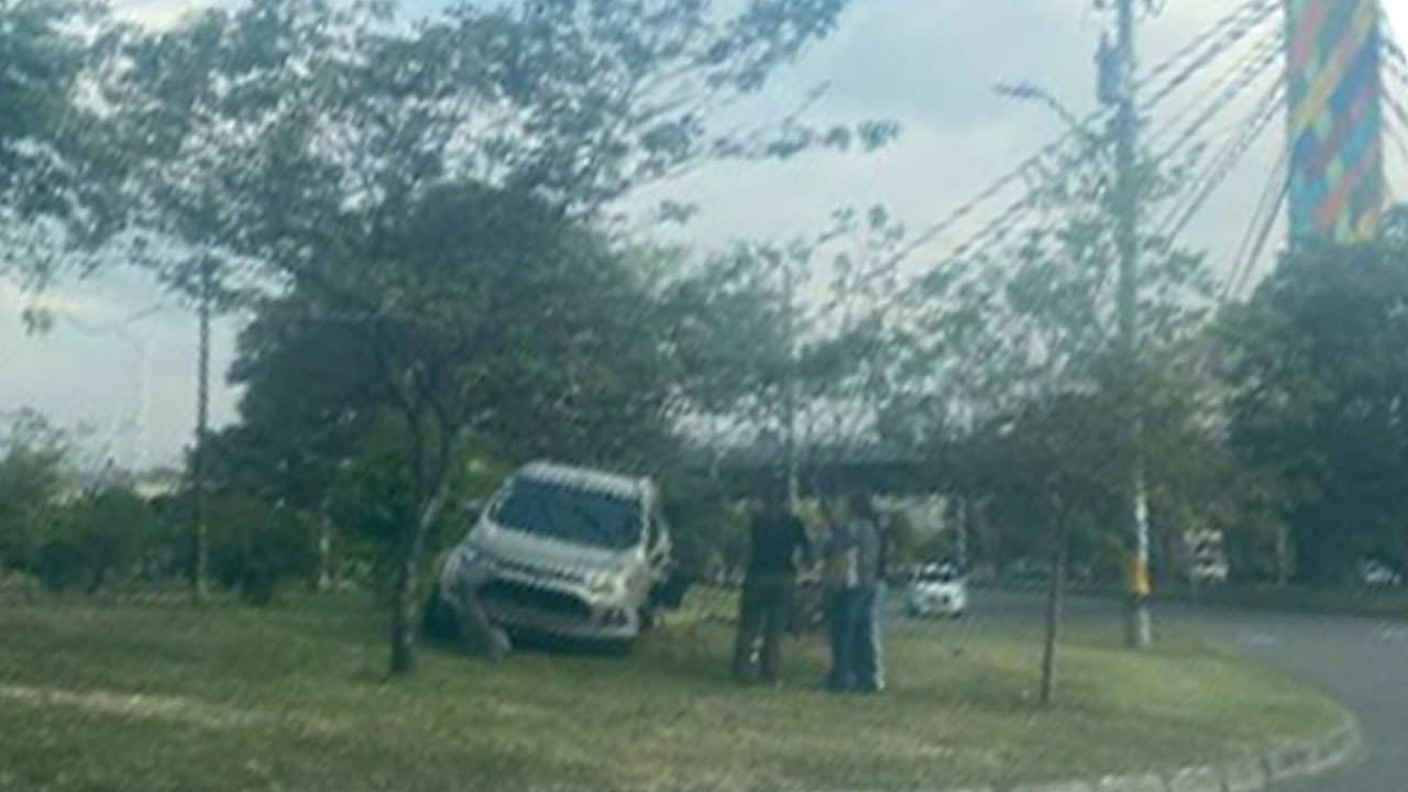 ¡Frenó muy tarde! Carro se montó a una manga en cercanía al puente de la 4 Sur