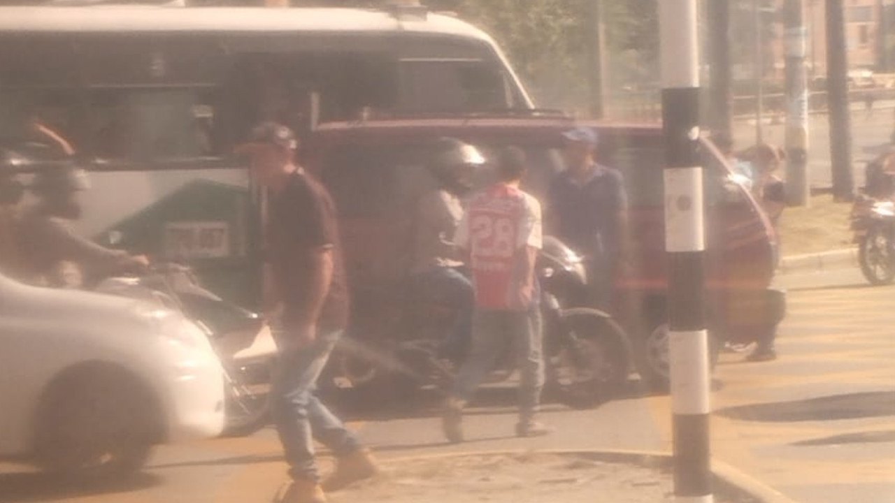 Choque entre un carro y un bus en la glorieta de La Minorist1