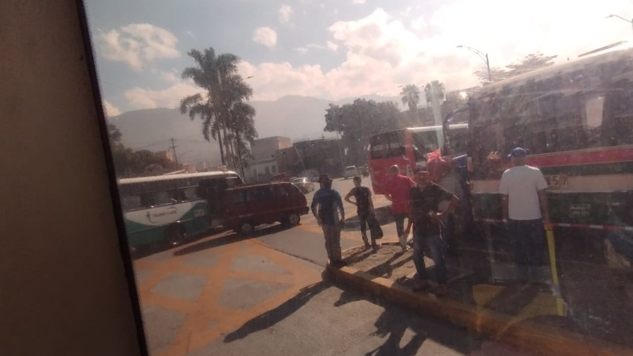 Choque entre un carro y un bus en la glorieta de La Minorist1