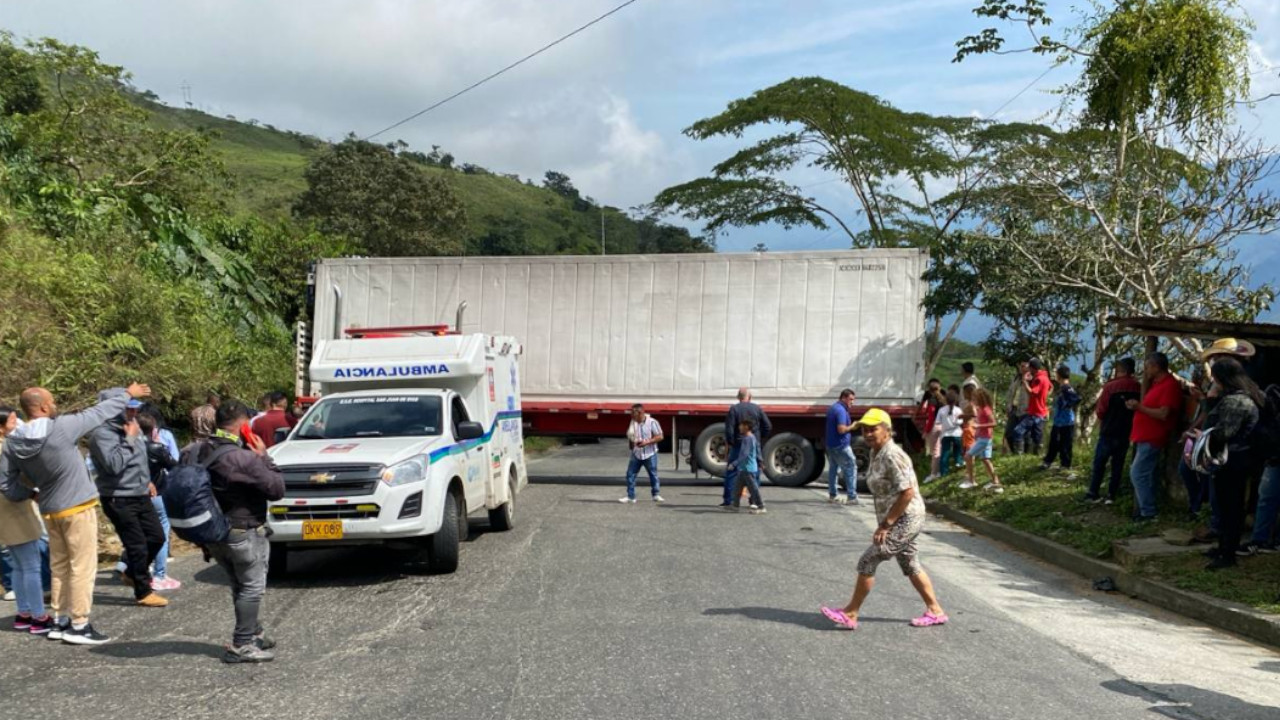 Cierre entre la vía Yarumal y Puerto Valdivia por mula volcada
