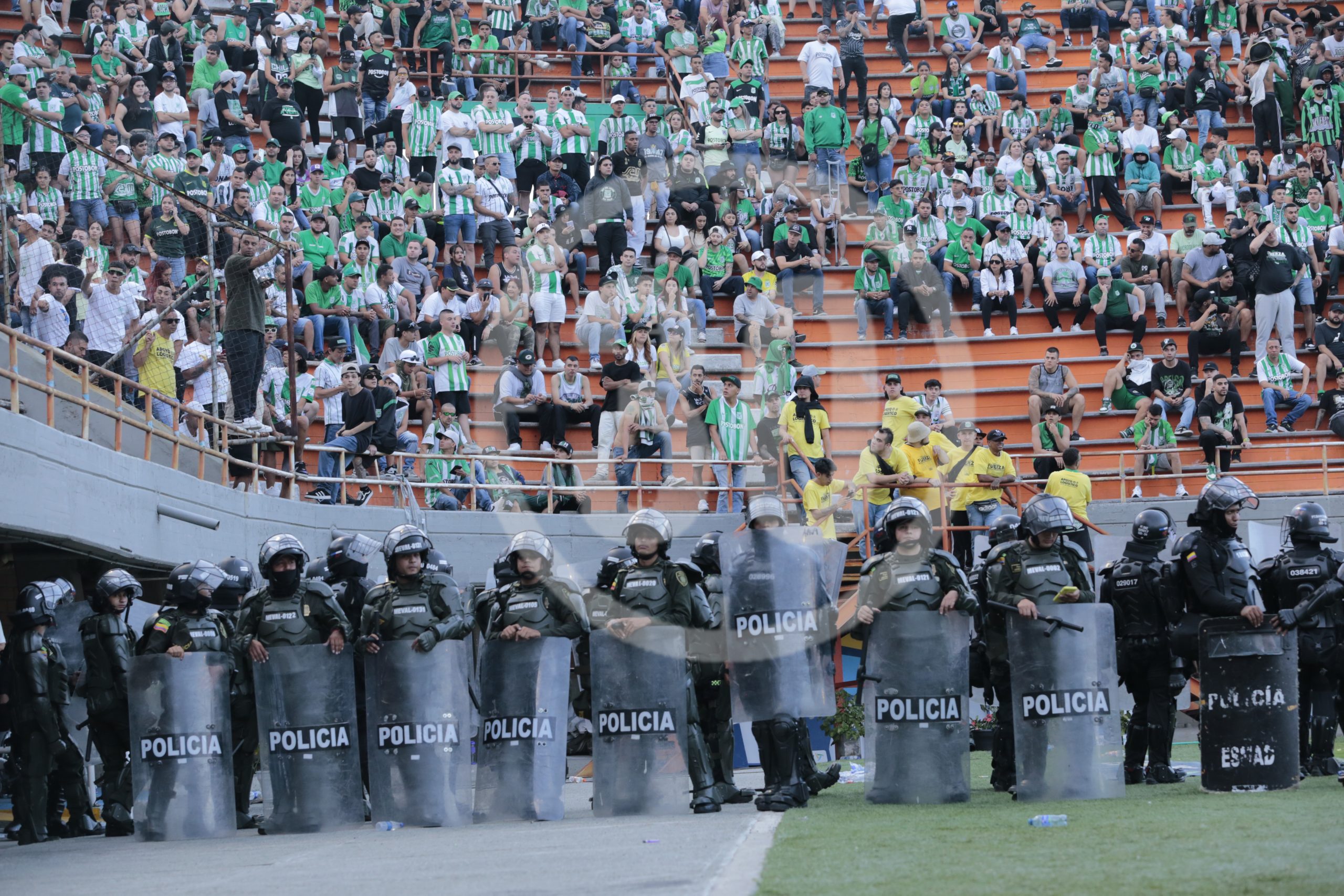 GALERÍA DE FOTOS: Los hinchas pelean y Atlético Nacional paga 2 DESORDEN scaled
