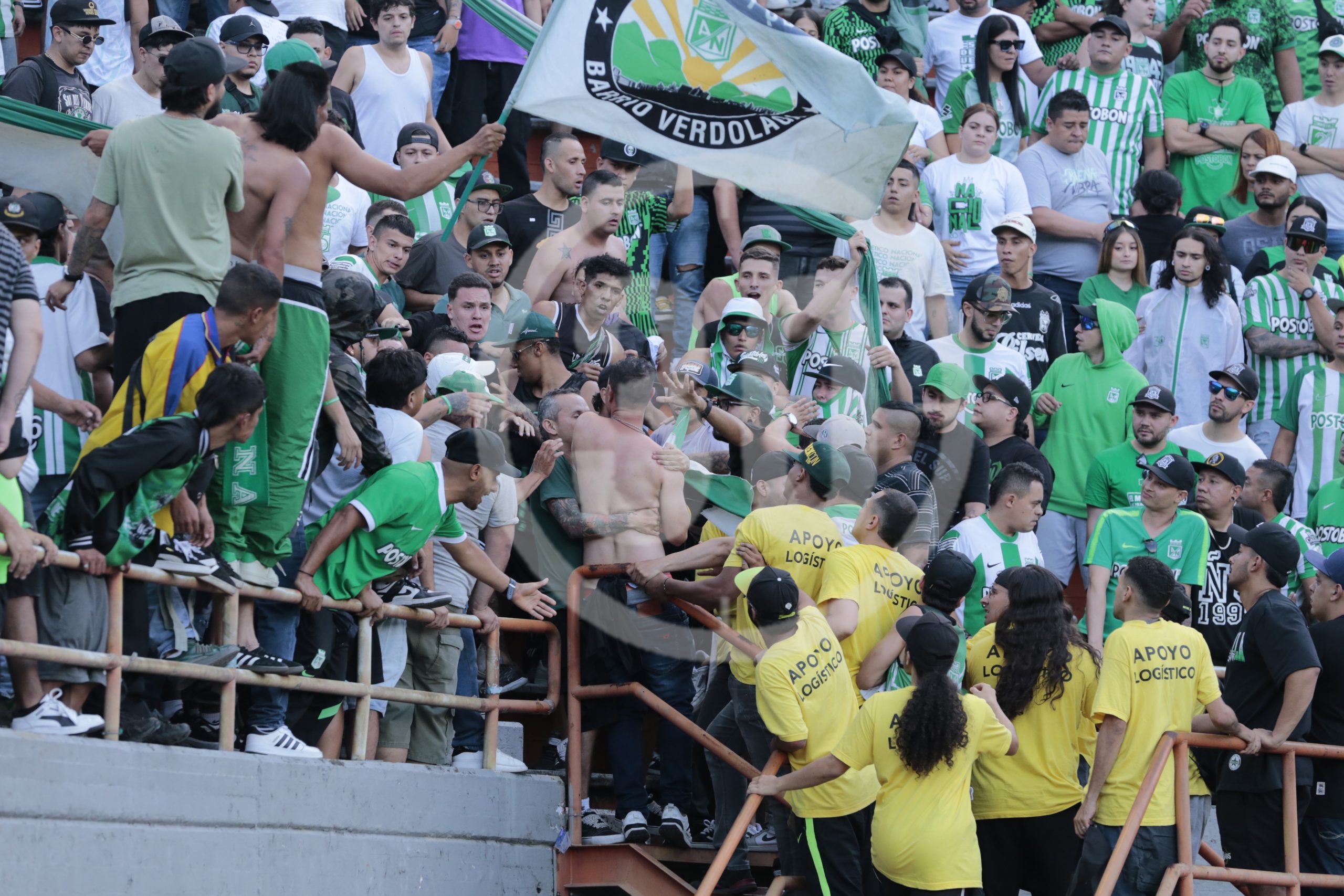 GALERÍA DE FOTOS: Los hinchas pelean y Atlético Nacional paga 7 DESORDEN10 scaled