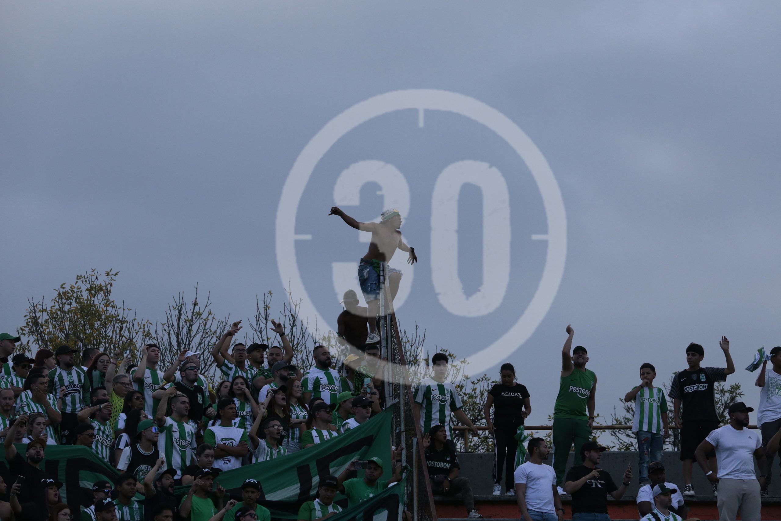 GALERÍA DE FOTOS: Los hinchas pelean y Atlético Nacional paga 9 DESORDEN20 scaled