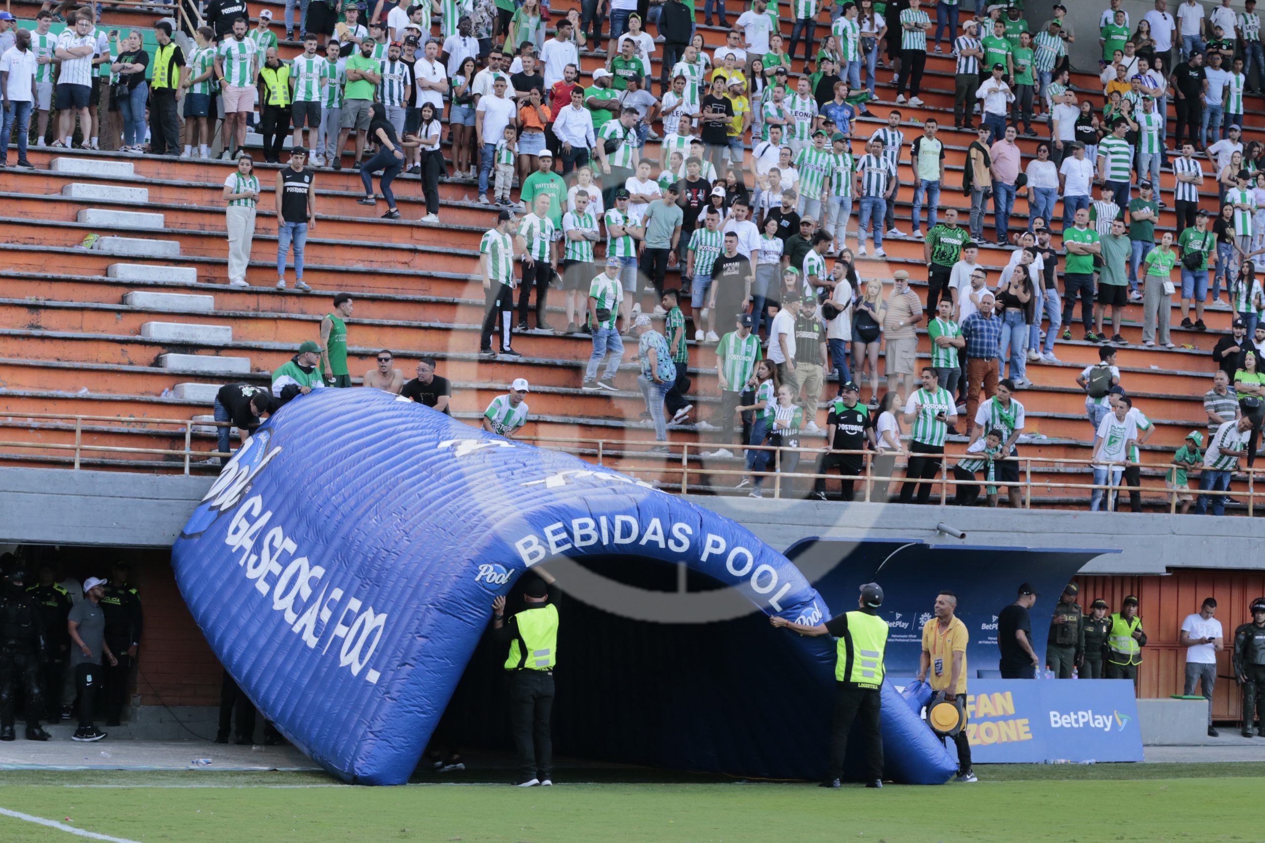 GALERÍA DE FOTOS: Los hinchas pelean y Atlético Nacional paga 4 DESORDEN5 scaled