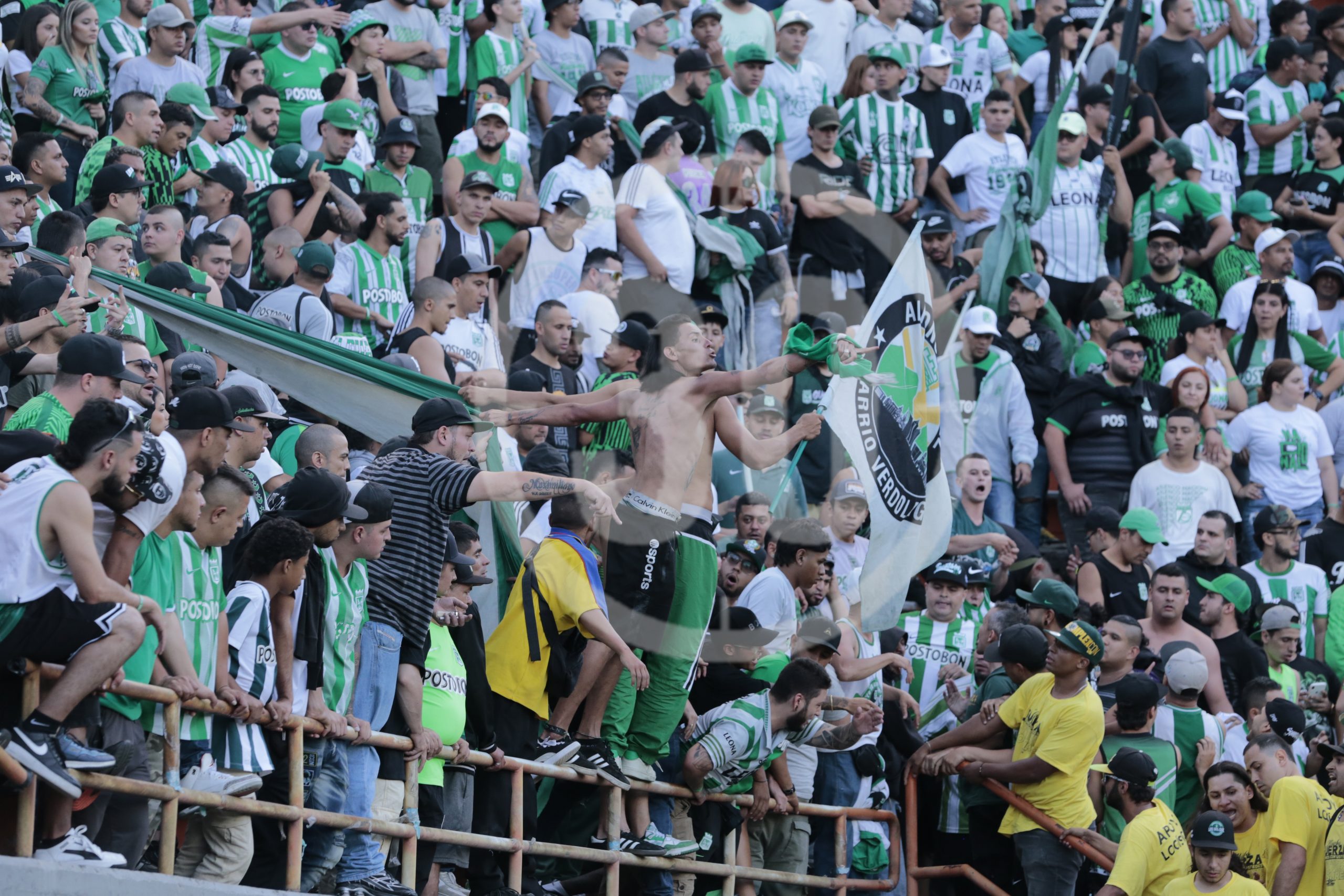 GALERÍA DE FOTOS: Los hinchas pelean y Atlético Nacional paga 5 DESORDEN7 scaled