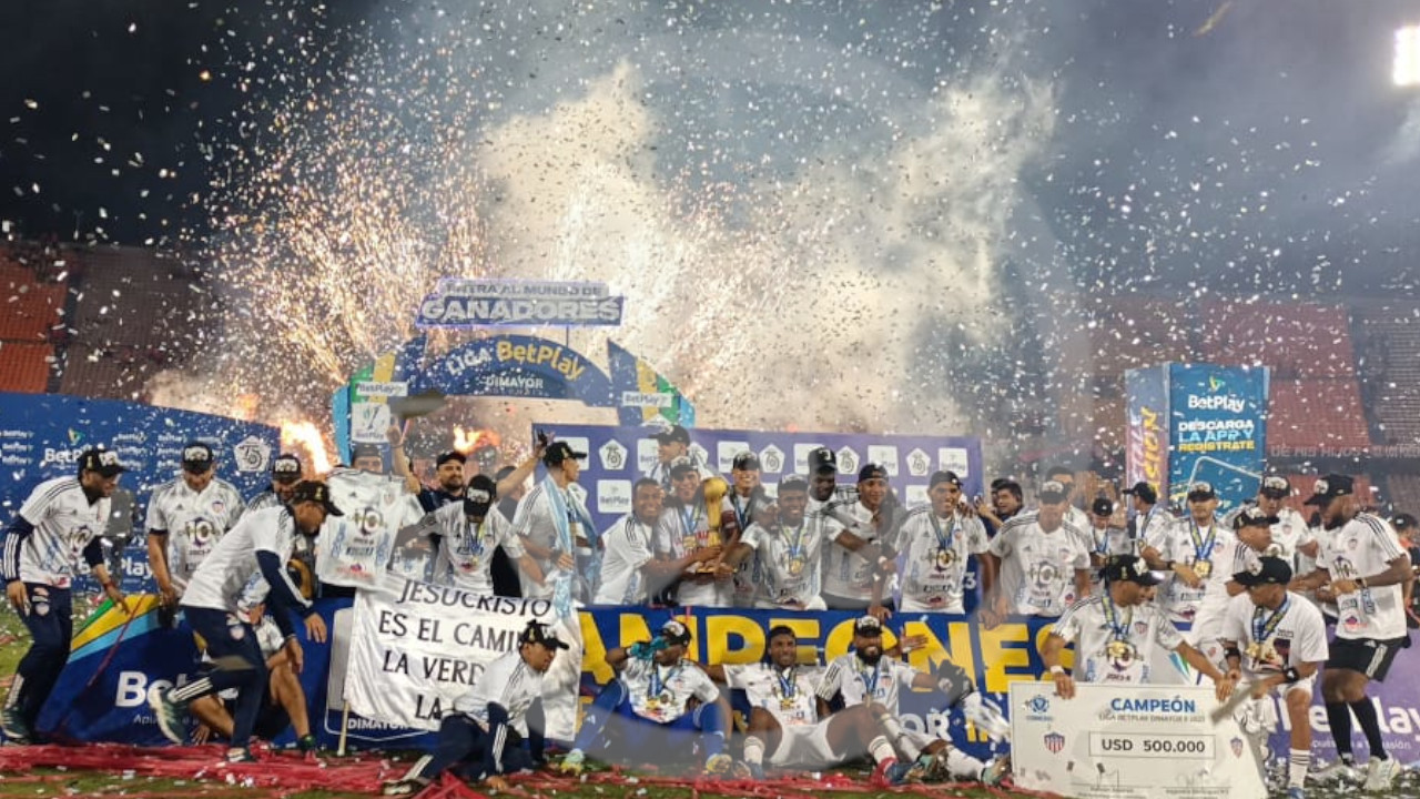 Junior celebra la décima estrella tras derrotar al DIM