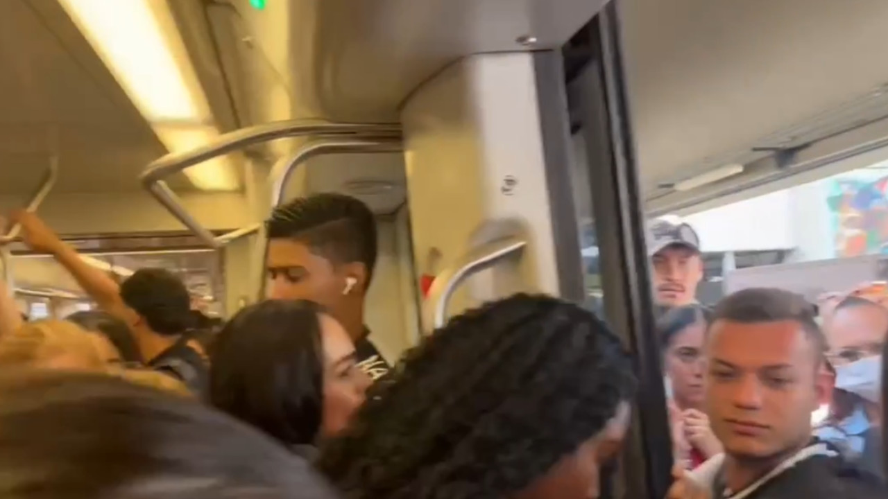 El Metro está a reventar en la mañana de este martes