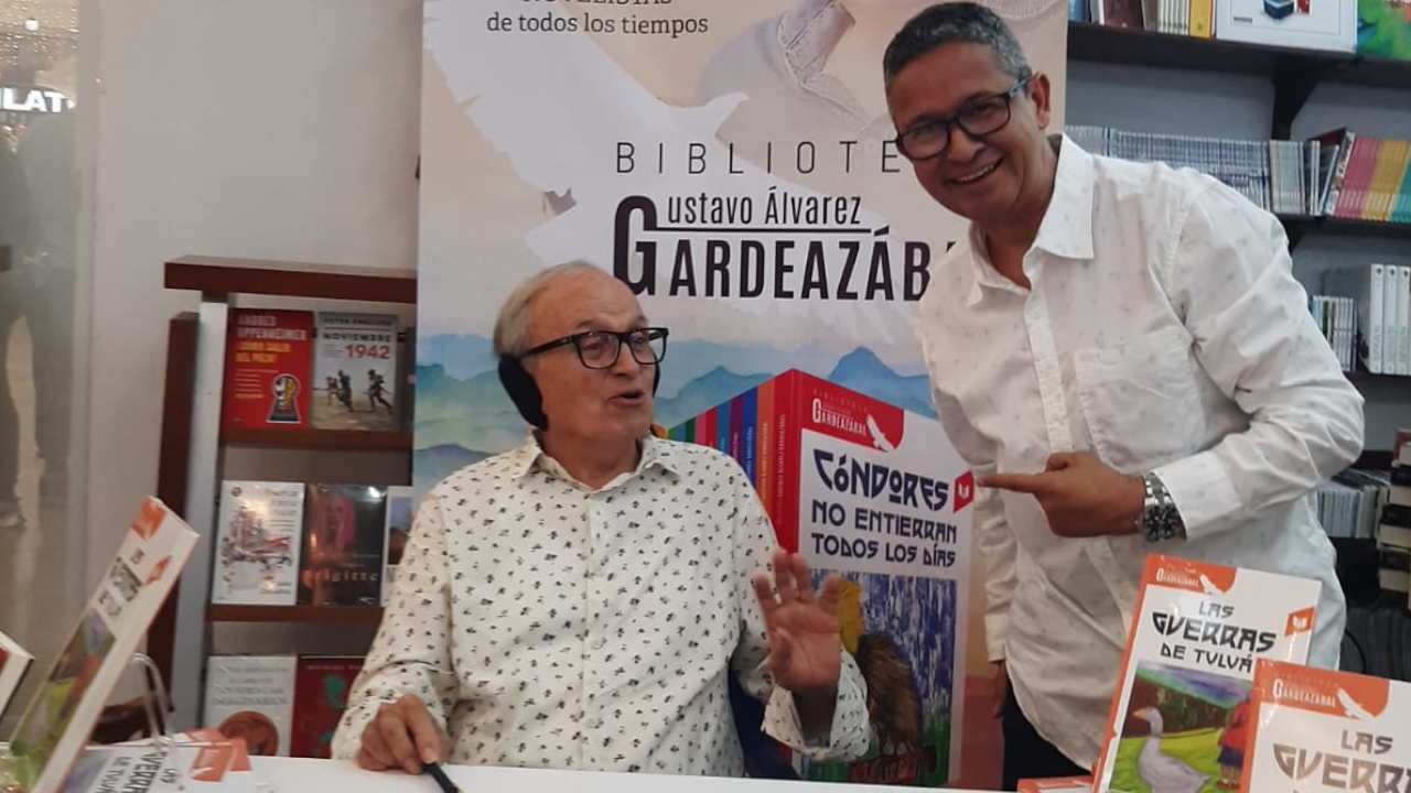 El maestro Gustavo Álvarez Gardeazabal, llegó a Medellín a firmar libros