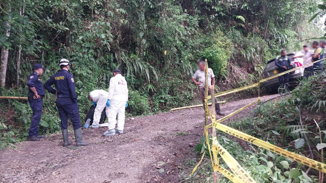 Un motociclista murió tras caer por precipicio en su moto