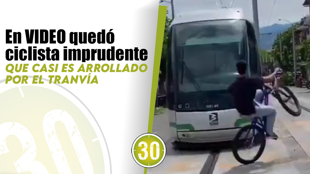 VIDEO de ciclista imprudente que casi es arrollado por el Tranvía