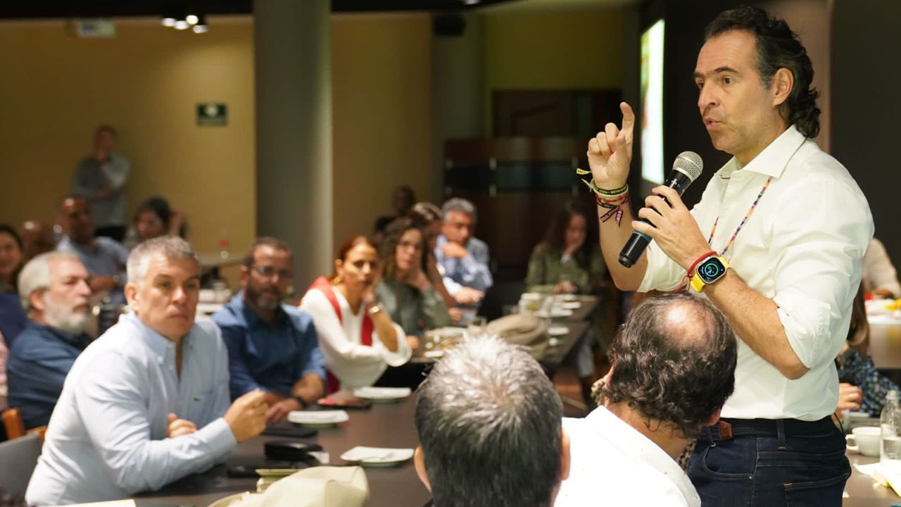 Fico Gutiérrez se reunión con su equipo de empalme y gabinete