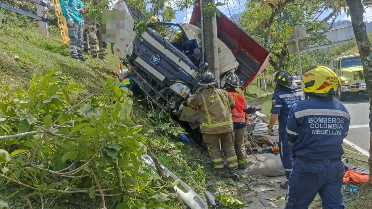 Furgón perdió el control, chocó contra un barranco y terminó dándose de frente con un poste