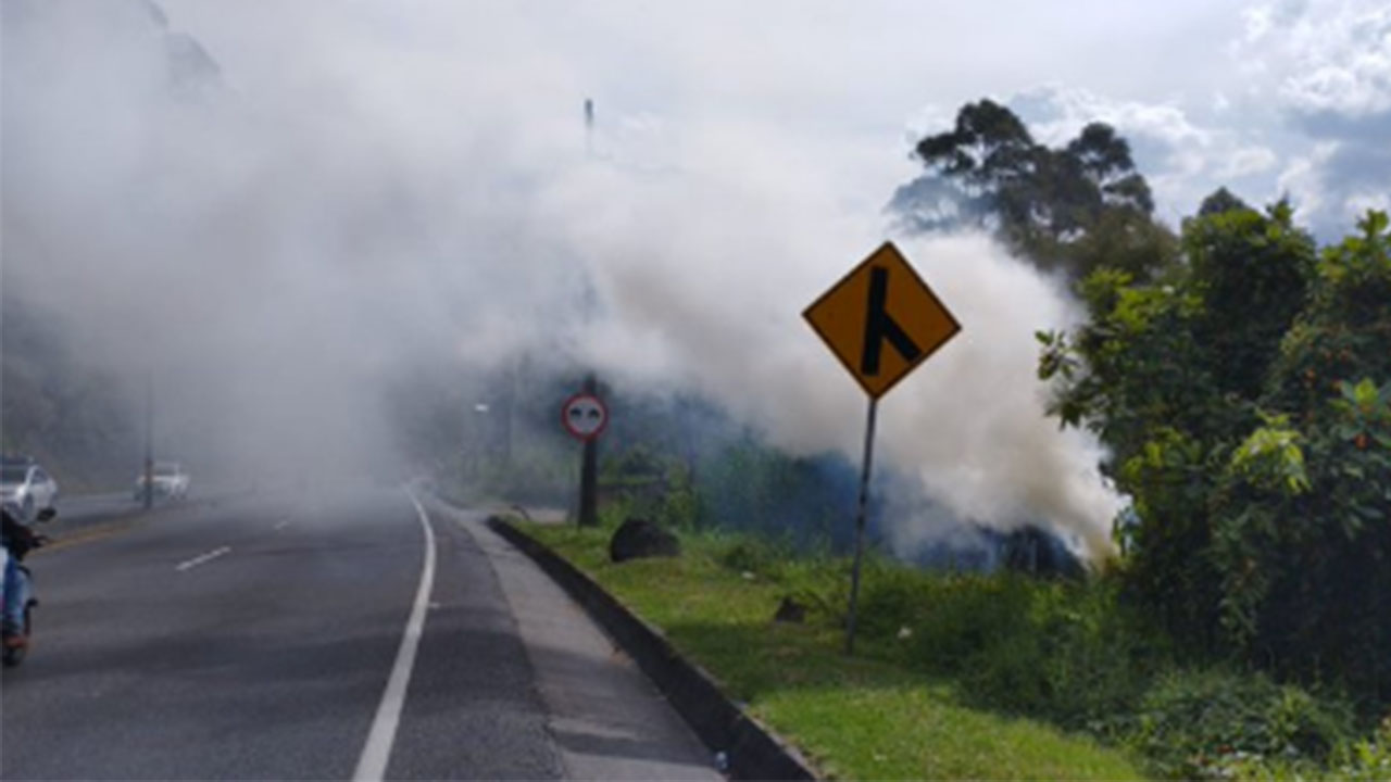 Incendio forestal en la vía Medellín - El Santuario