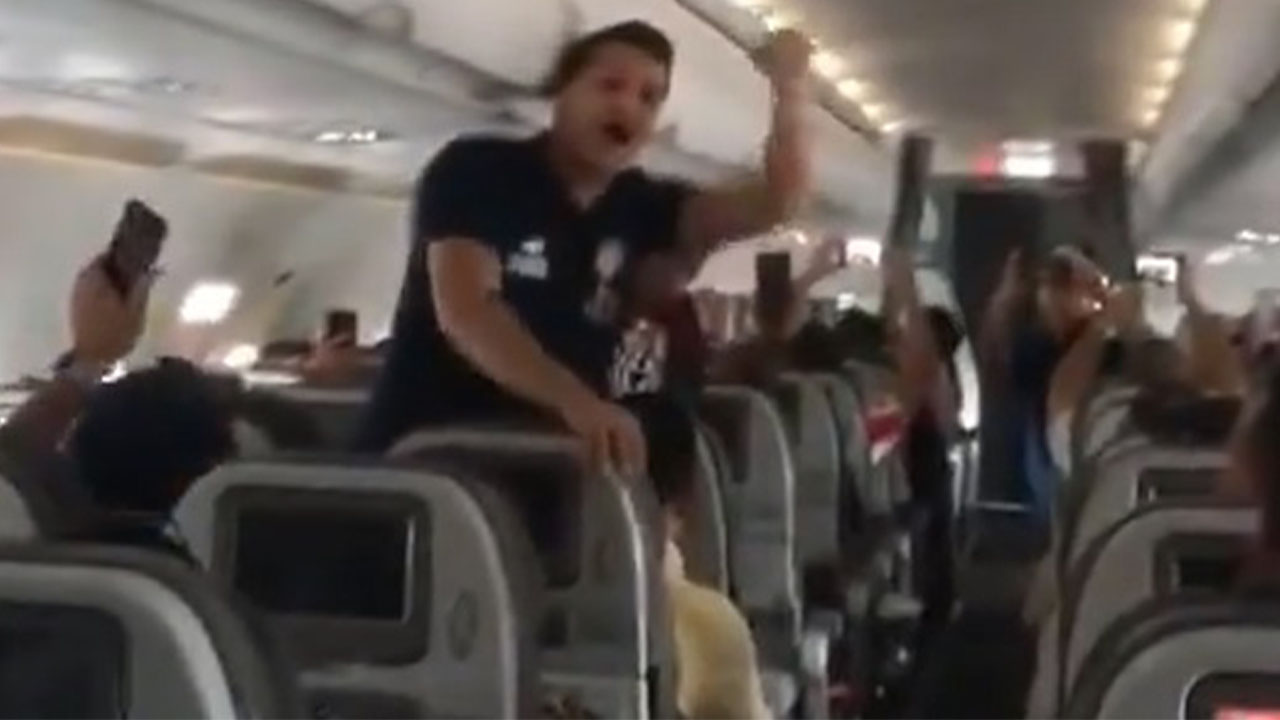 Hinchas en un avión armaron parranda para apoyar al Junior. Los aficionados cantaron y enviaron su buena vibra a los jugadores