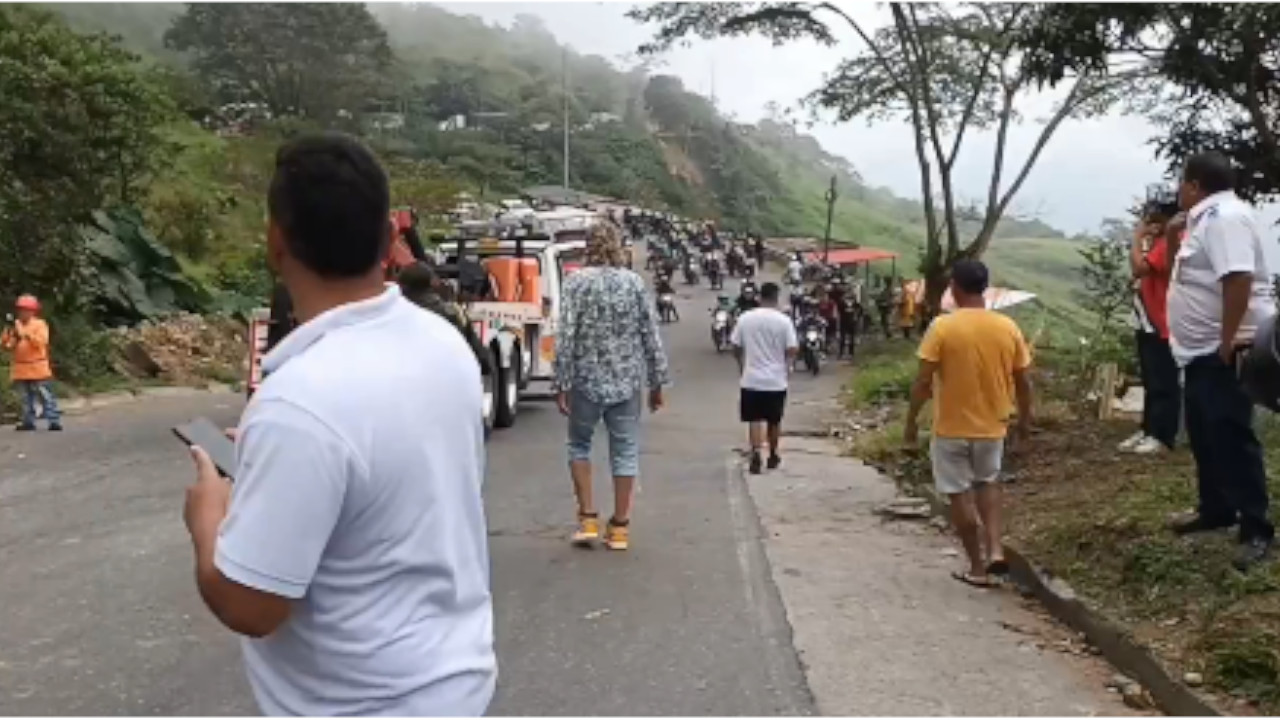 La vía Los Llanos - Tarazá habilitada pero con alto flujo vehicular