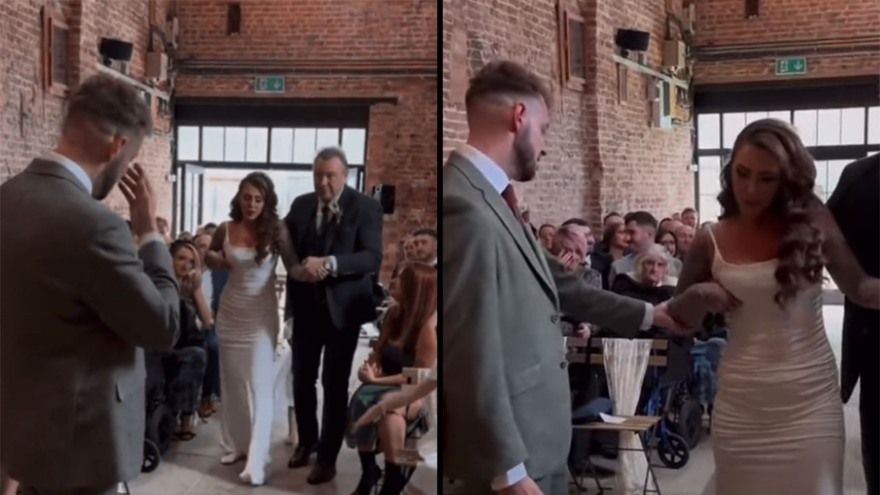 Mujer en silla de ruedas se paró para caminar hacia el altar