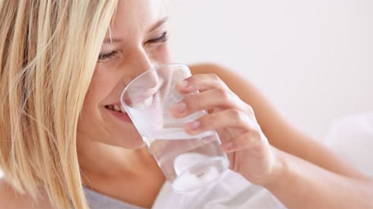 Mujer murió tras beber demasiada agua en Reino Unido