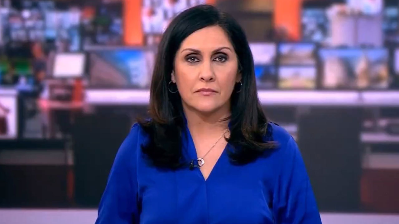 Presentadora de noticias es pillada haciendo un ofensivo gesto