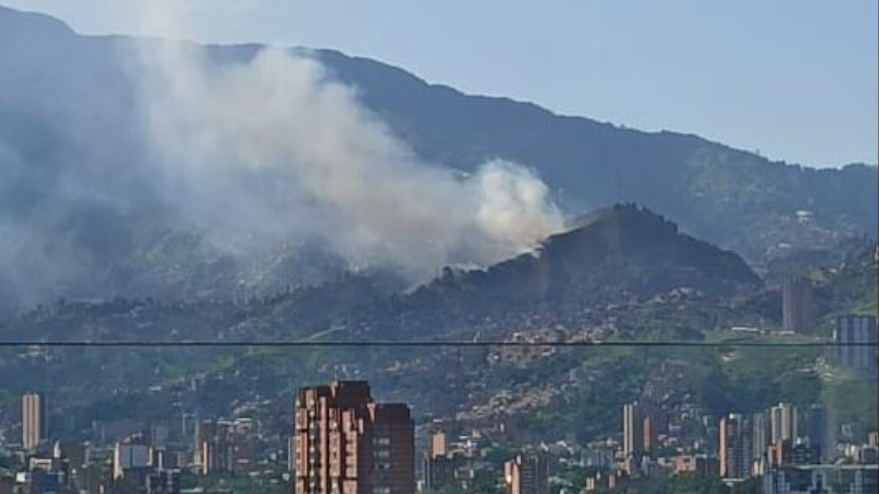 Reportan incendio de cobertura vegetal en La Loma, Comuna 13
