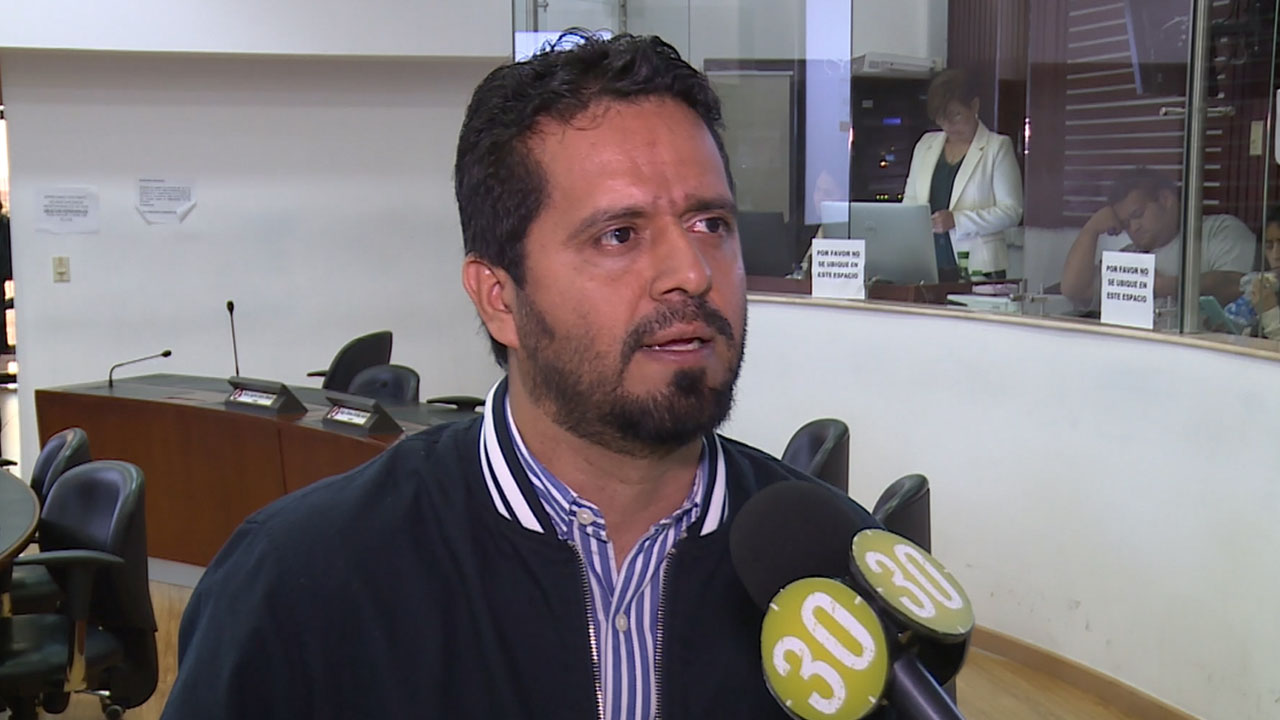 “Uribe creó la Ley 100 y no era médico”: Representante Mondragón ante cuestionamiento por liderar reforma a la salud sin ser profesional en este área