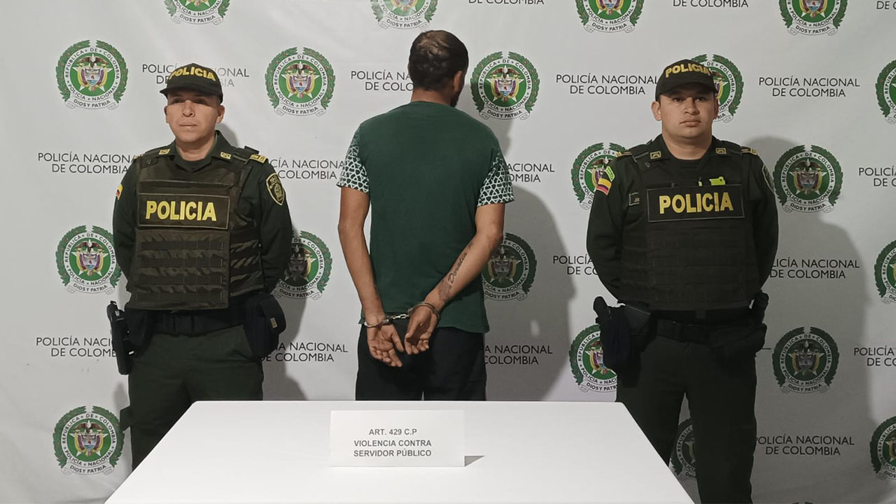 Lo capturaron, se las dio de muy machito, cascó a un policía y a un agente de tránsito