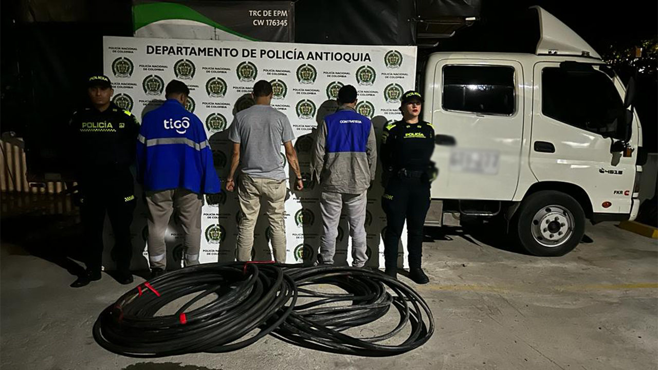 Agarraron a tres hombres en Santa Fe robándose el cable del teléfono