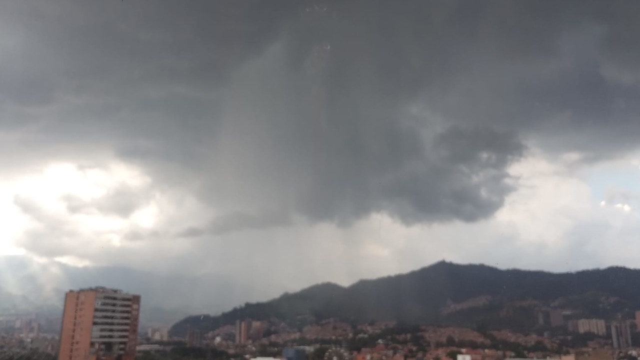 Se soltó el agua en varios sectores de Medellín ¡Está bien oscuro!