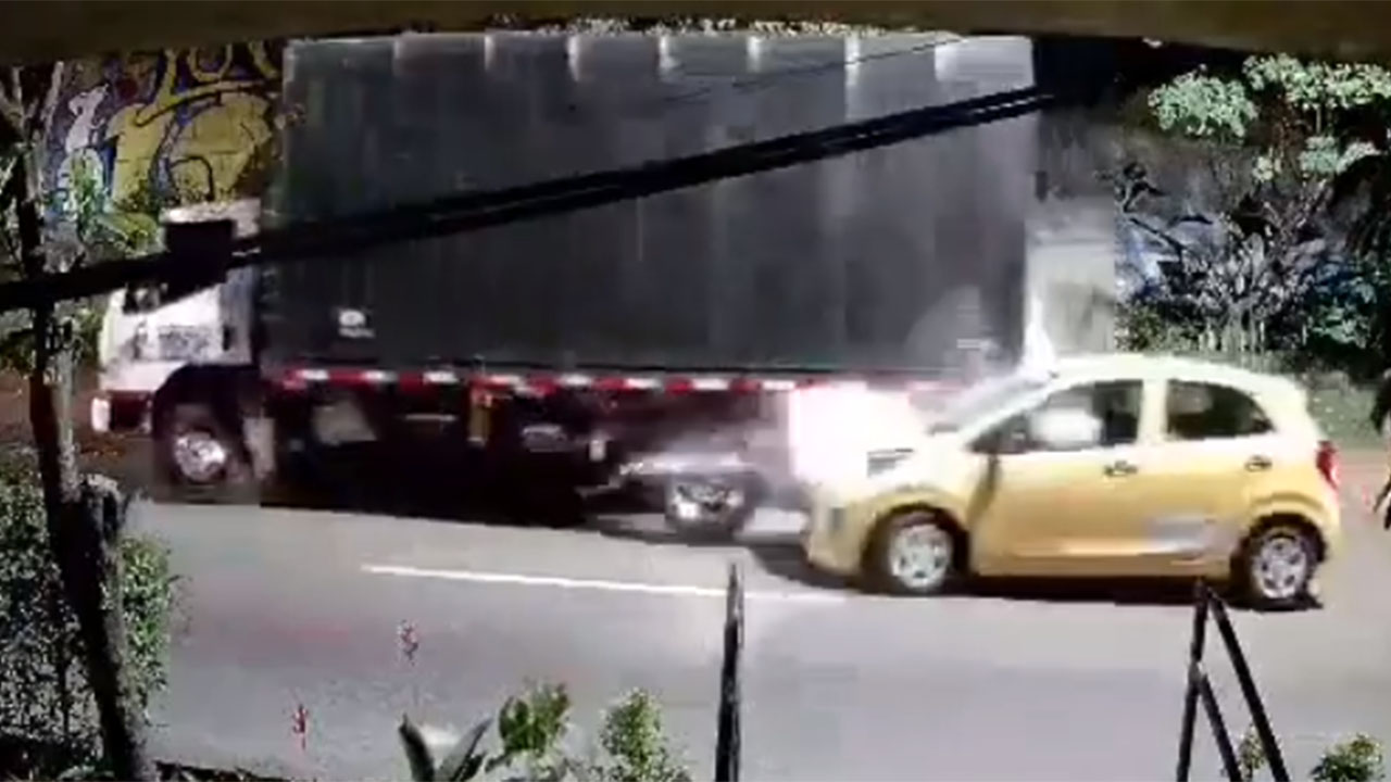 Taxista chocó contra un camión y luego se fugó en Aranjuez