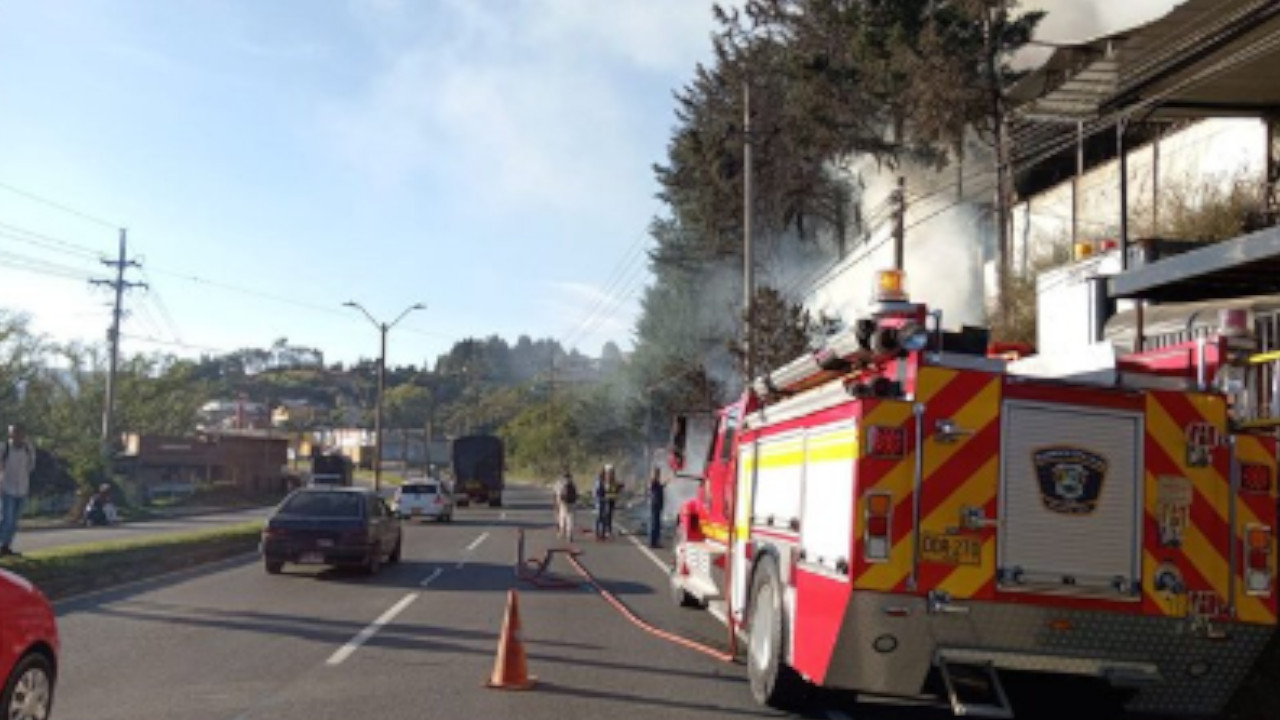 Vía El Santuario - Medellín tiene paso restringido por incendio