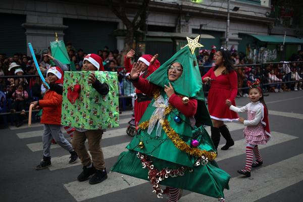 El espíritu navideño en Bolivia crece con un masivo desfile de personajes de fantasía