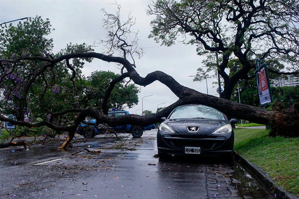 Un fuerte temporal de viento y lluvia azota a Buenos Aires y su periferia