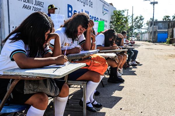 A 50 días de Otis estudiantes mexicanos intentan volver a clases en planteles destruidos