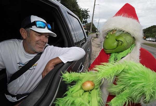 Alguacil disfrazado de duende ‘Grinch’ ofrece cebollas en vez de multas de tráfico
