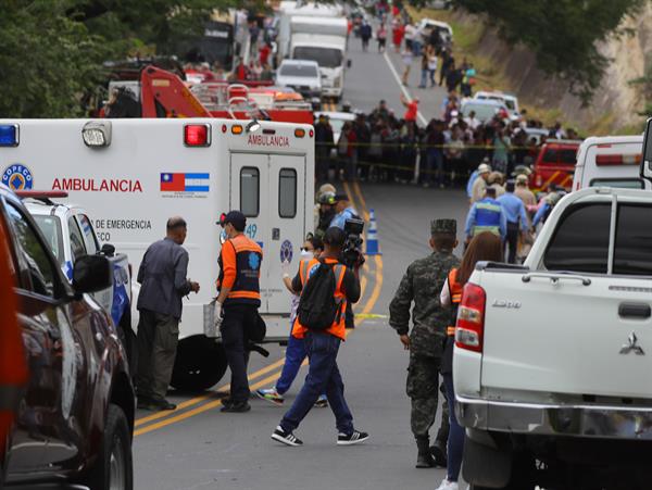 Al menos 11 muertos y una veintena de heridos al caer un autobús por un puente en Honduras