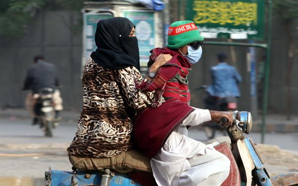La lluvia artificial no ofrece respiro a la ciudad de Pakistán más contaminada del mundo