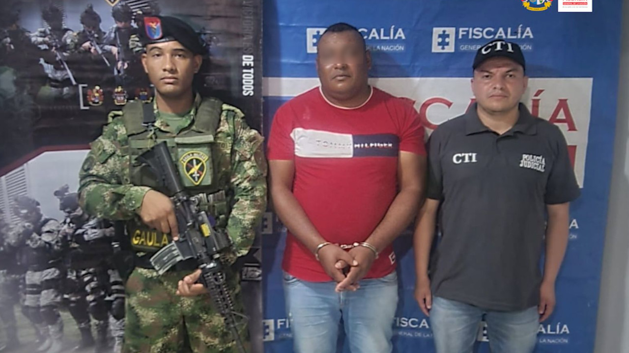 VIDEO. Un hombre se hizo pasar por una periodista, extorsionó a varias personas y lo metieron a la cárcel