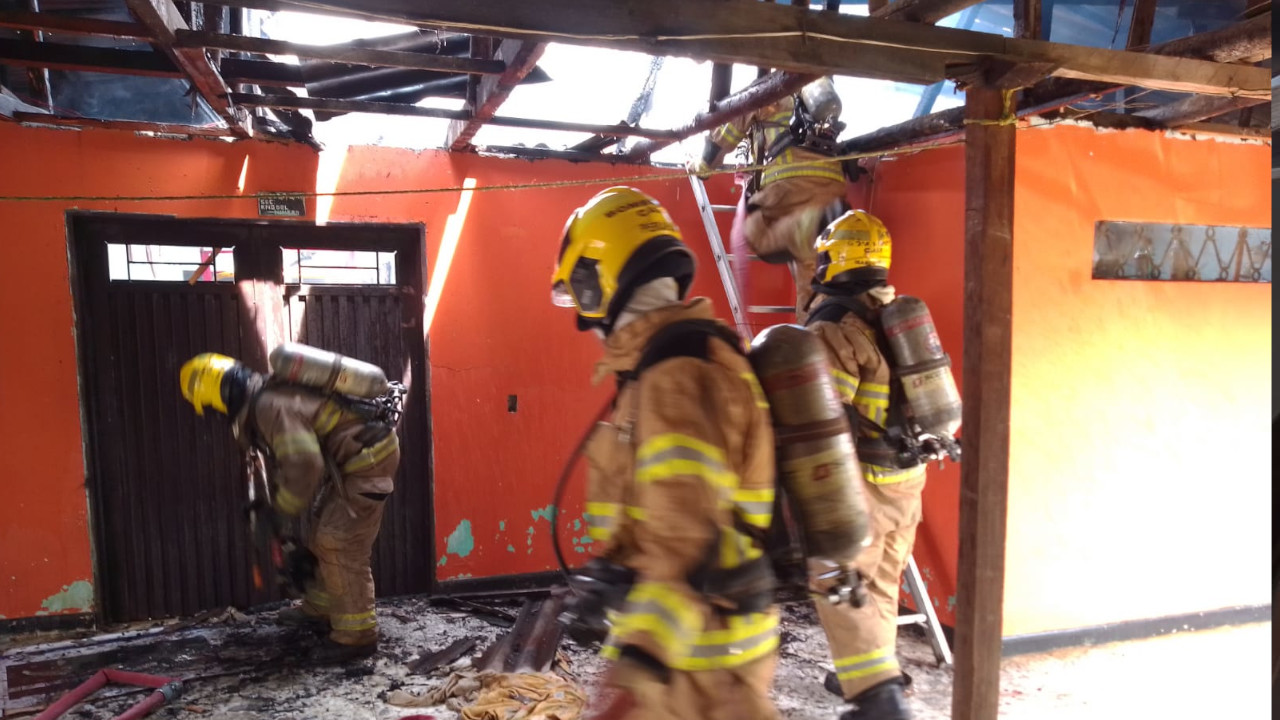 En el sitio hizo presencia dos máquinas extintoras con 8 unidades